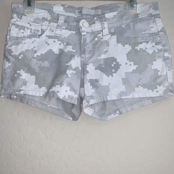 LEVI’S BRAND NEW SIZE 27 SUPER CUTE DIGITAL DESIGN SHORTS - Picture 3 of 7